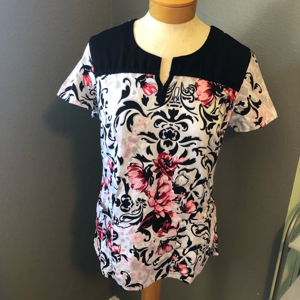 Healing Hands Black/White/Red Floral Print Scrub Top Medium